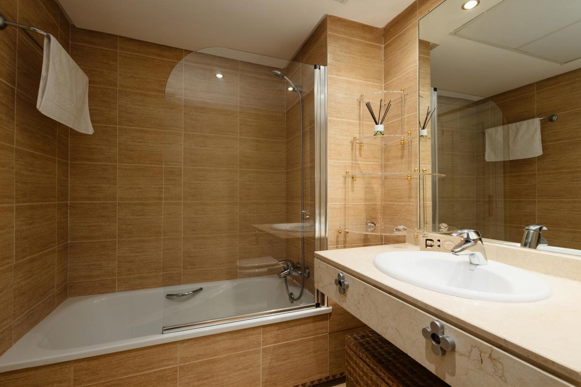 Ground Floor Holiday Apartment With Terrace And Pool In Puerto Banus, Marbella Exterior foto
